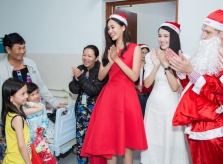 Hoa hậu Tiểu Vy hóa công chúa Noel vui chơi cùng bệnh nhi