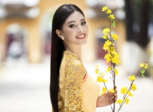 Hoa hậu Tiểu Vy diện áo dài in đèn lồng, vách ngói
