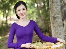 Hoa khôi Huỳnh Thúy Vi diện áo bà ba, ngồi đổ bánh xèo
