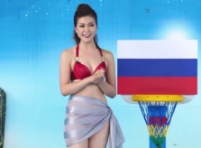 MC vẫn diện bikini dẫn World Cup trên truyền hình sau tranh cãi