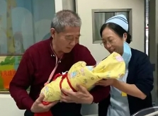 Cuộc sống đảo lộn của ông bố gần 70 tuổi có con