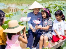 Hoàng Oanh đi thuyền hái hoa sen cùng trẻ em làng SOS