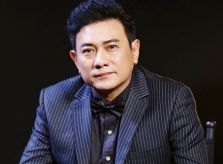 Hoàng Phúc: 'Ở tuổi 52, tôi bỡ ngỡ khi pha sữa cho con'