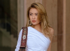 Hoàng Thùy Linh chuộng style trưởng thành, xách túi hàng hiệu đắt đỏ
