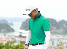 Hồng Đăng mặc trang phục Chervo khi chơi golf