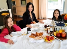 Cuộc sống của Hồng Nhung và cặp song sinh tại Mỹ