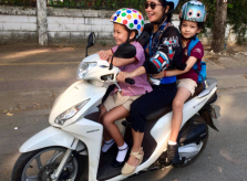 Ảnh hot 22/2: Hồng Nhung chào ngày mới với ảnh 'ba mẹ con trên chiếc xe ga'