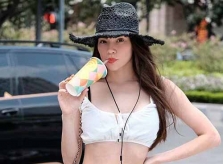 Ảnh sao 13/5: Hồ Ngọc Hà khoe dáng với streetstyle