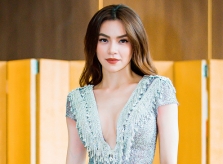 Hồ Ngọc Hà khoe dáng trong váy xẻ ngực