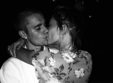 Đăng ảnh hôn Hailey Baldwin, Justin Bieber bị fan chú ý làn da đầy mụn
