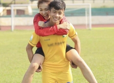 Hot girl được Văn Đức cõng trên lưng làm điều đặc biệt gửi U23 VN