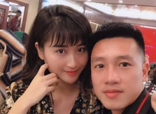 Bạn gái tiếp tế đồ ăn ở cổng cho Huy Hùng
