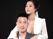 Bạn gái khoe ngực sexy bên Huy Hùng