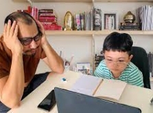 Huỳnh Đông - Ái Châu hỗ trợ con trai học online