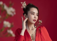 Huỳnh Vy chuộng thiết kế đơn sắc dịp Tết