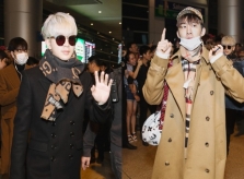 iKON gây cười khi đến sân bay Tân Sơn Nhất vẫn diện đồ rét