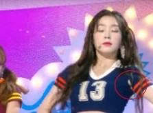 Stylist của Red Velvet bị ném đá vì để Irene mặc áo rách lên sân khấu