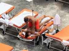 Irina Shayk được bạn trai tài tử mát-xa trên bãi biển