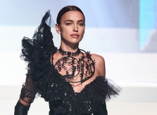 Irina Shayk catwalk ở show cuối của Jean Paul Gaultier