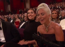 Irina Shayk ngồi giữa ngăn cách Bradley Cooper và người tình tin đồn