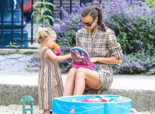 Irina Shayk và con gái mặc đồ đôi đi chơi công viên