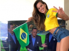 Cựu thiên thần nội y khoe dáng cổ vũ đội tuyển Brazil