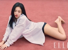 Jennie tạo dáng gợi cảm khiến fan 'sốc visual'