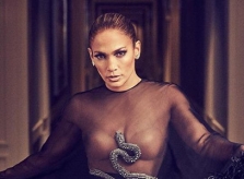 Jennifer Lopez diện mốt trong suốt lên tạp chí ở tuổi 50