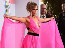 Jennifer Lopez sexy lấn lướt các sao trẻ trên thảm đỏ