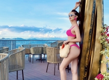 'Bà mẹ 4 con' Jennifer Phạm khoe dáng đồng hồ cát