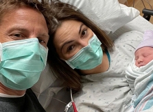 Vợ sắp cưới Jenson Button sinh con gái