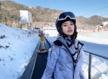 Jolie Nguyễn trượt tuyết, thưởng thức gà hầm trong tiệm 50 năm ở Hàn Quốc