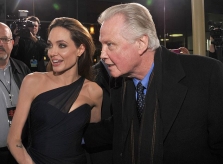 Bố Jolie mong gia đình con gái và Brad Pitt đều ổn
