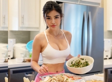 Julia Hồ mặc sexy nấu ăn