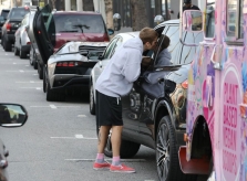 Justin Bieber hôn vợ dịu dàng trên phố