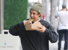 Justin Bieber ăn pizza trên phố
