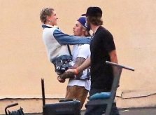 Justin Bieber bế bạn gái mới đi lại giữa trường quay MV