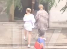 Justin Bieber đến nơi đăng ký kết hôn
