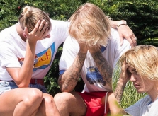 Vợ sắp cưới vỗ về khi Justin Bieber ôm mặt khóc bên vệ đường