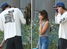 Kaia Gerber kéo khẩu trang hôn bạn trai trên phố