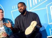 Kanye West bị kiện