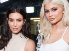 Kim Kardashian bênh Kylie Jenner khi em gái bị chế nhạo giàu tự thân