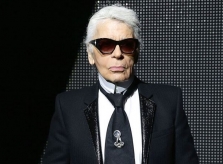 Làng mốt thiết kế áo sơ mi trắng tưởng nhớ Karl Lagerfeld