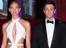 Karlie Kloss mang thai