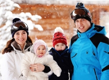 Vợ chồng Kate đi trượt tuyết giữa lúc Meghan mở tiệc
