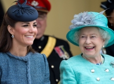 Kate Middleton trở thành biểu tượng thời trang mới của hoàng gia