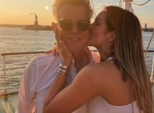 Ca sĩ Mỹ và chồng 70 tuổi hôn nhau say đắm trên du thuyền