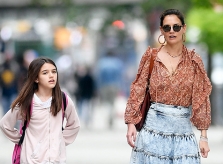 Katie Holmes bác tin Suri không phải con ruột Tom Cruise