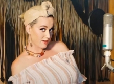 Katy Perry hay khóc khi mang bầu