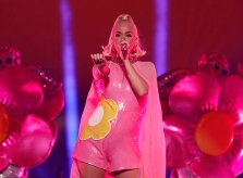 Katy Perry bầu 6 tháng vẫn diễn sung